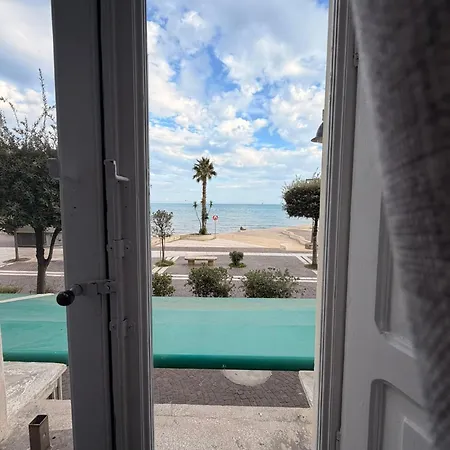 Belvedere Lacinio Luxury Fronte Mare Konukevi 3*